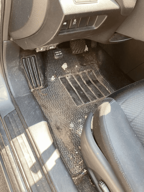Transformación del piso del auto antes y después de instalar las alfombras E-CAR Motors